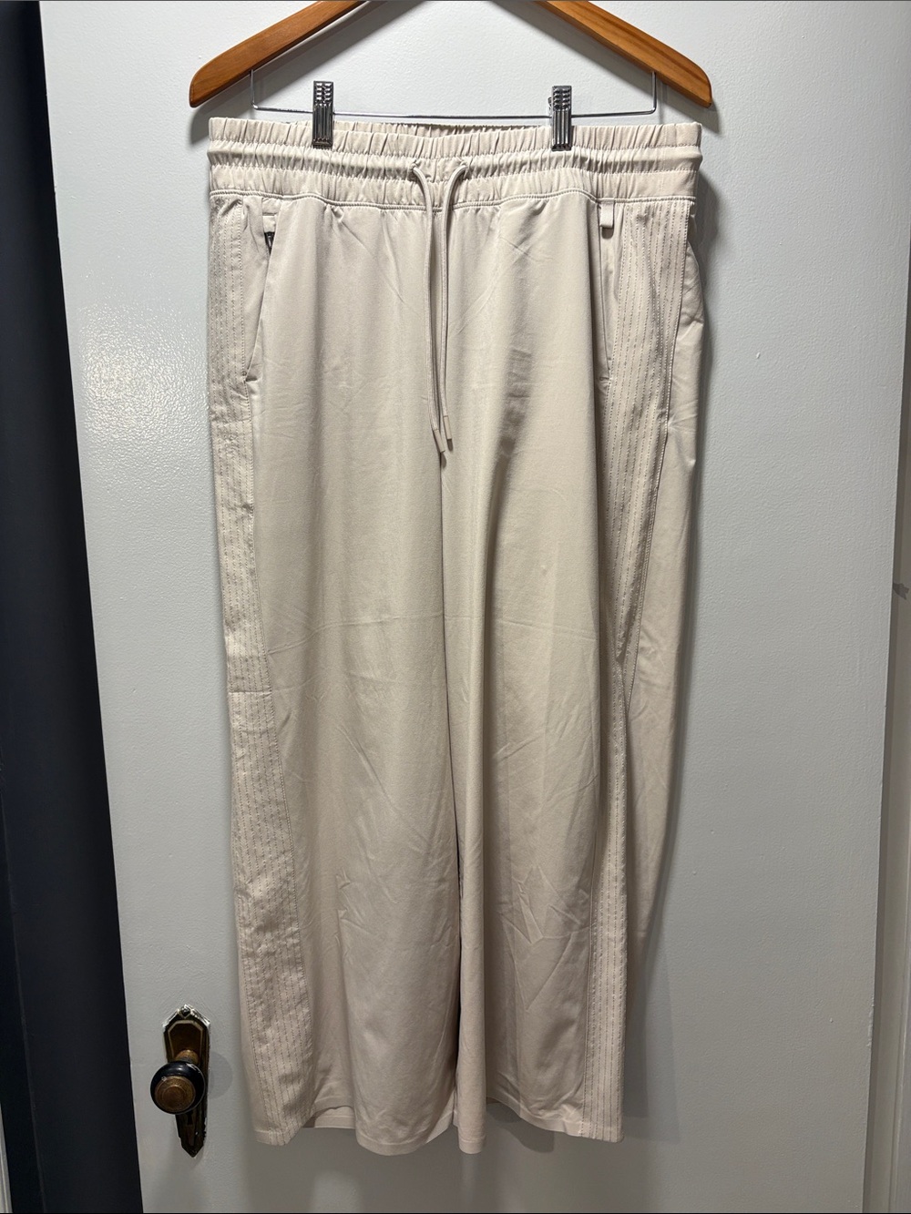EUC Athleta Cream Drawstring Wide Leg Capris